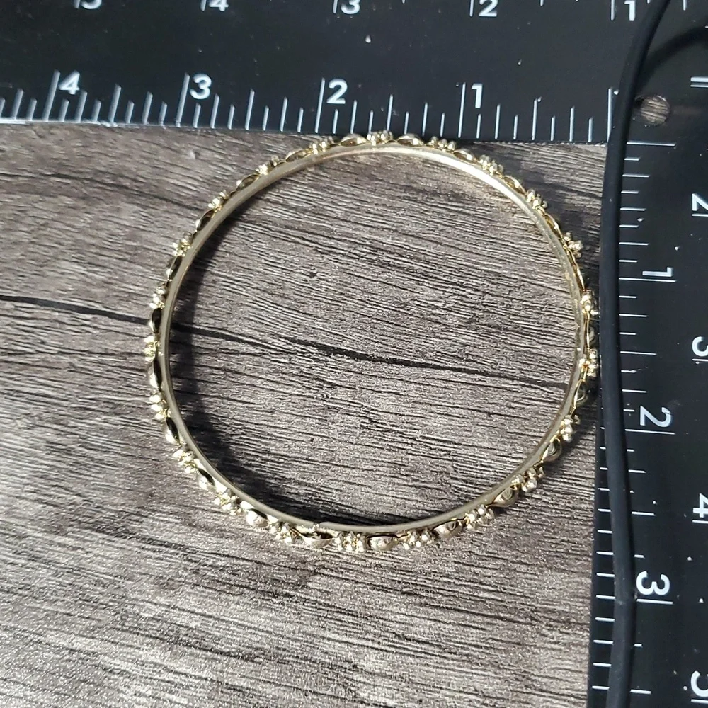 Elegant‎ Gold-Toned Cranberry Bangle Bracelet B3409